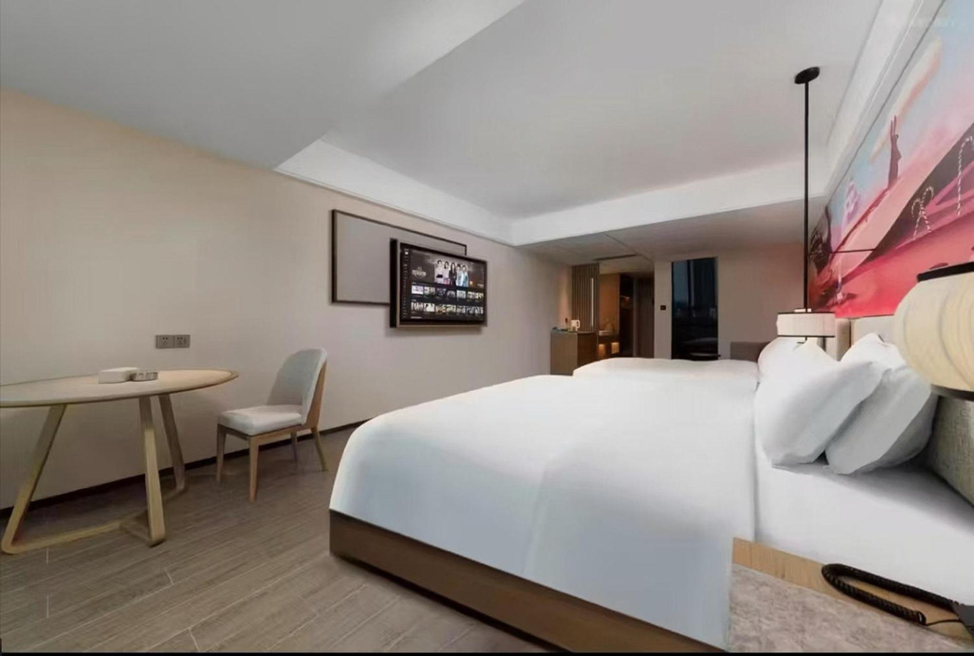 Mehood Lestie International Hotel Nancun Wanbo Metro Station Branch - Free Shuttle Bus To Canton Fair Complex During Canton Fair Period & Free Breakfast & Free Afternoon Tea & Free Midnight Snack & Free Vpn Internet Access Exterior photo