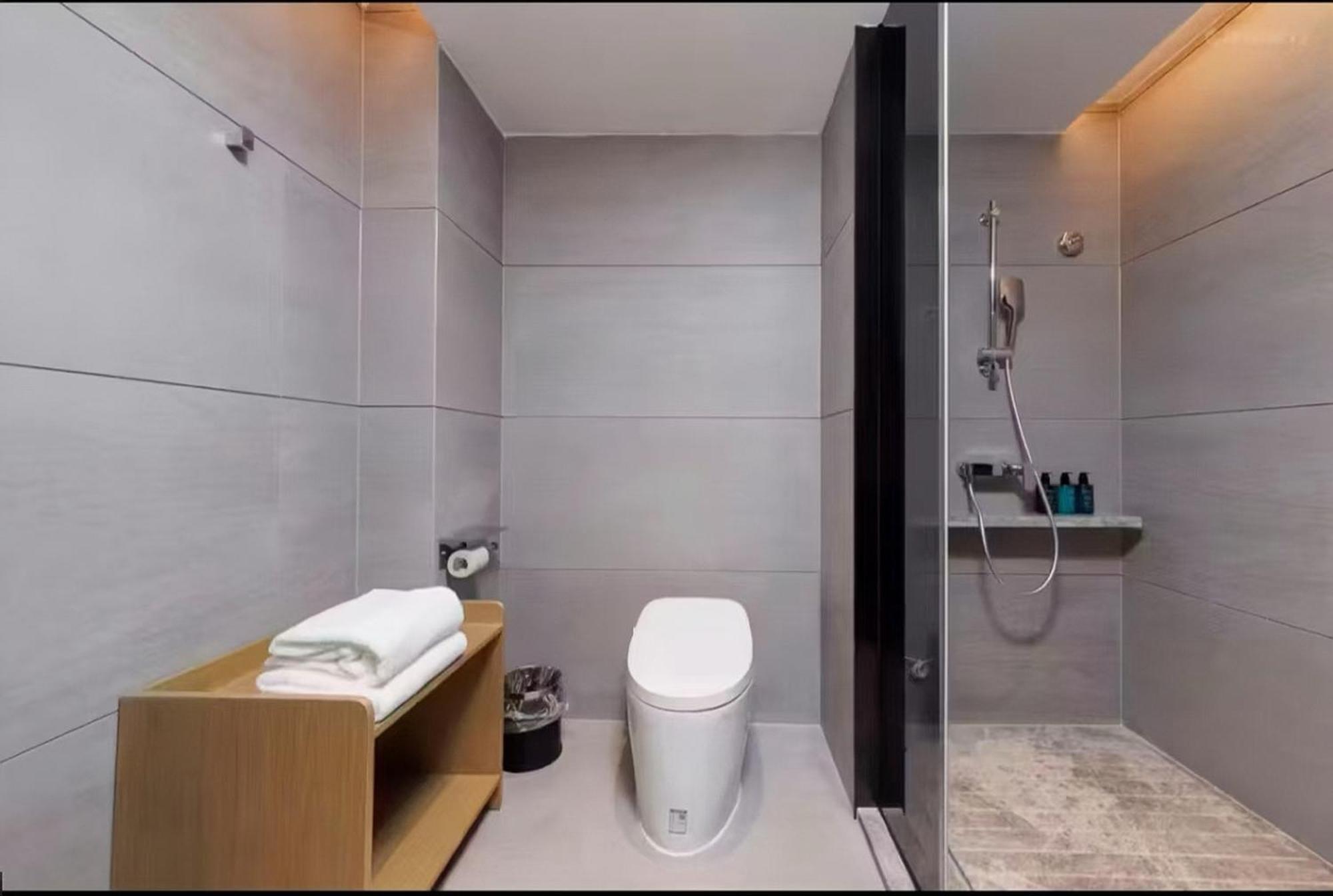 Mehood Lestie International Hotel Nancun Wanbo Metro Station Branch - Free Shuttle Bus To Canton Fair Complex During Canton Fair Period & Free Breakfast & Free Afternoon Tea & Free Midnight Snack & Free Vpn Internet Access Exterior photo