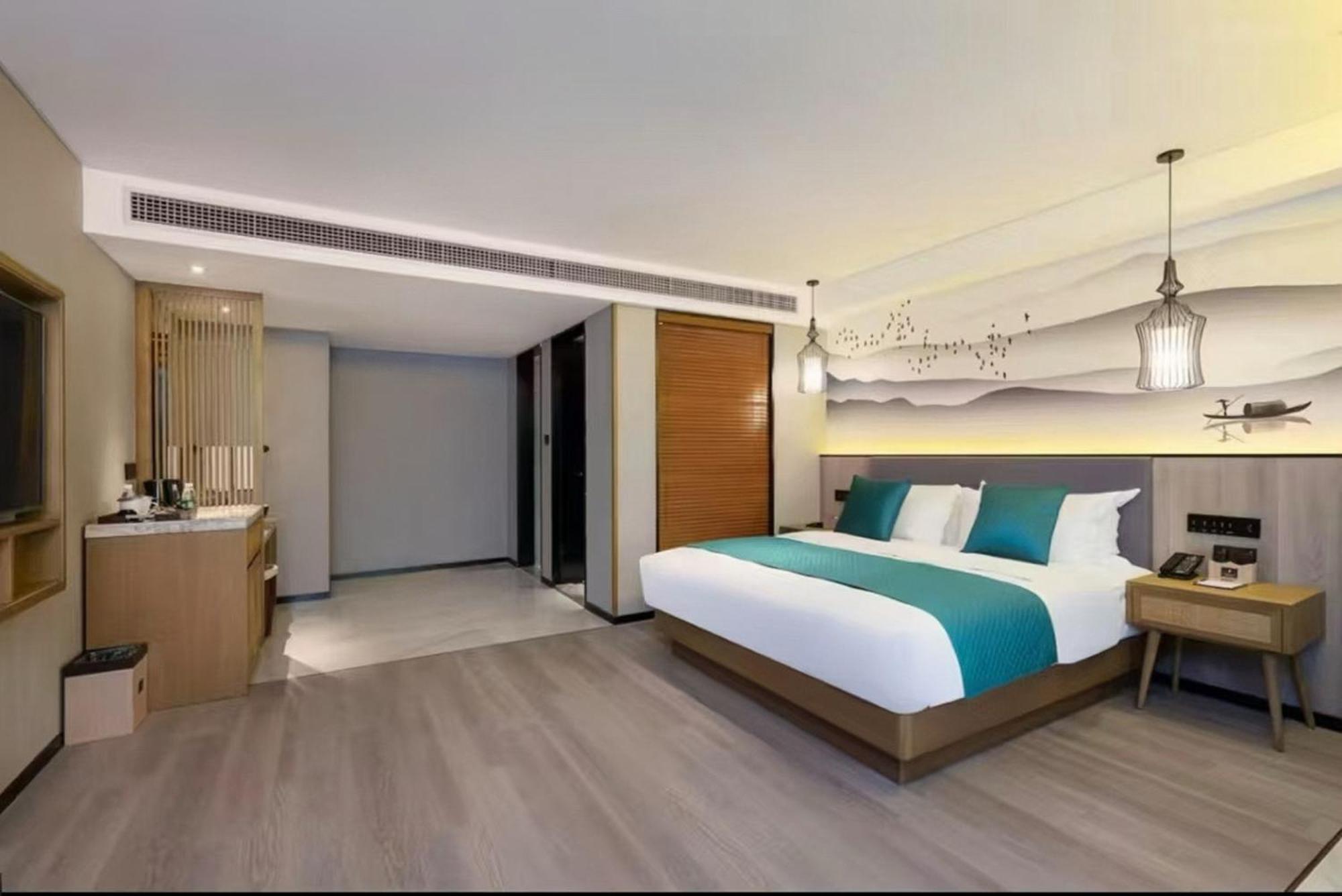 Mehood Lestie International Hotel Nancun Wanbo Metro Station Branch - Free Shuttle Bus To Canton Fair Complex During Canton Fair Period & Free Breakfast & Free Afternoon Tea & Free Midnight Snack & Free Vpn Internet Access Exterior photo