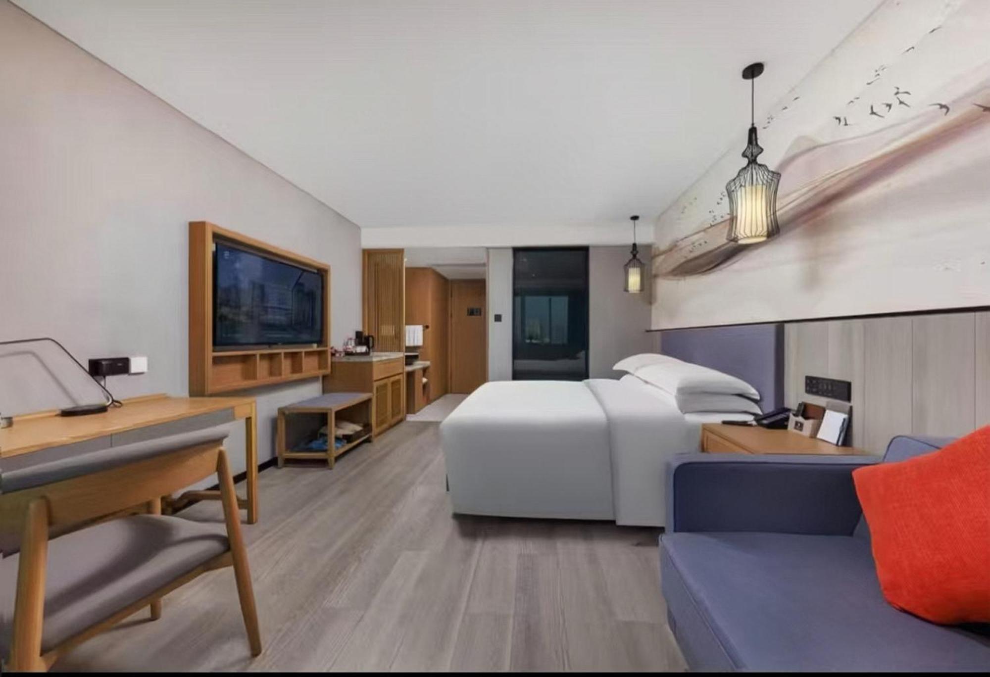 Mehood Lestie International Hotel Nancun Wanbo Metro Station Branch - Free Shuttle Bus To Canton Fair Complex During Canton Fair Period & Free Breakfast & Free Afternoon Tea & Free Midnight Snack & Free Vpn Internet Access Exterior photo
