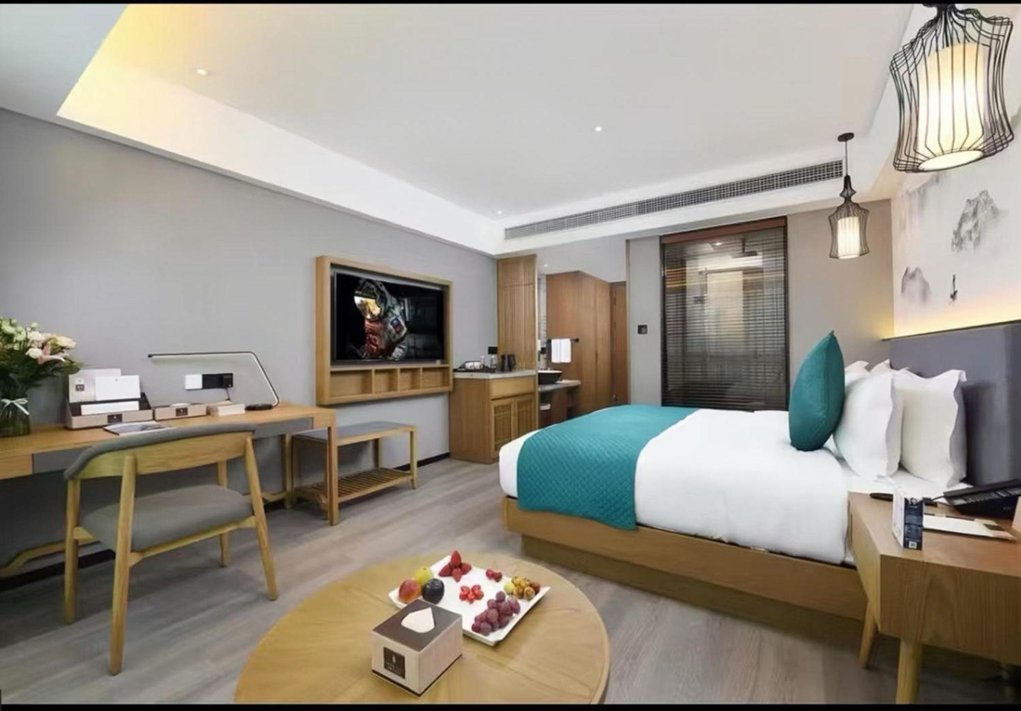 Mehood Lestie International Hotel Nancun Wanbo Metro Station Branch - Free Shuttle Bus To Canton Fair Complex During Canton Fair Period & Free Breakfast & Free Afternoon Tea & Free Midnight Snack & Free Vpn Internet Access Exterior photo