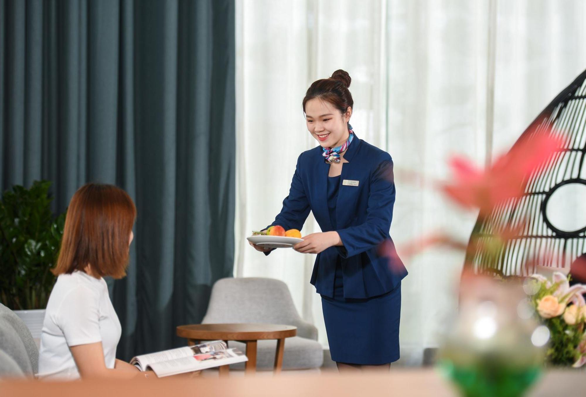 Mehood Lestie International Hotel Nancun Wanbo Metro Station Branch - Free Shuttle Bus To Canton Fair Complex During Canton Fair Period & Free Breakfast & Free Afternoon Tea & Free Midnight Snack & Free Vpn Internet Access Exterior photo