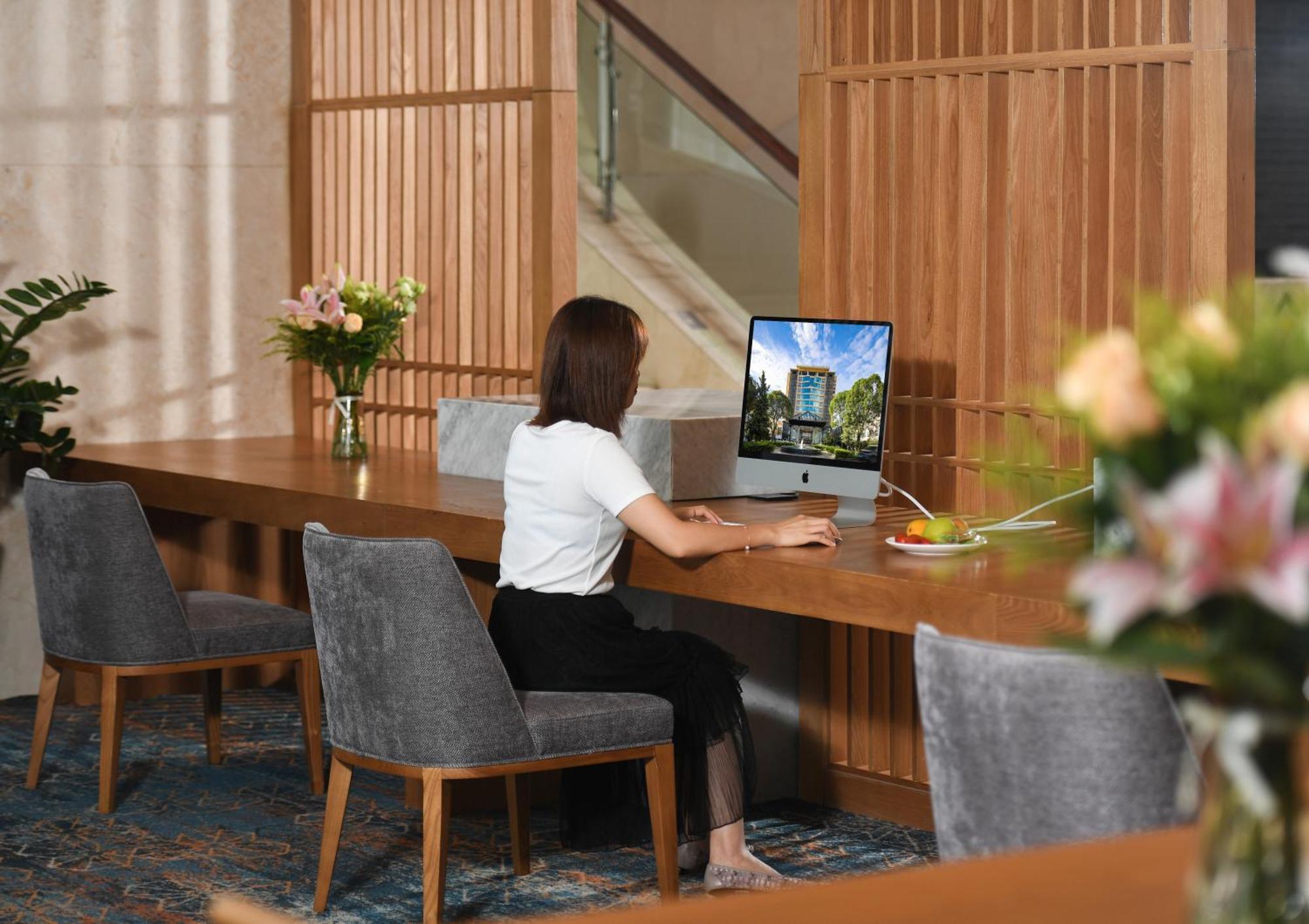 Mehood Lestie International Hotel Nancun Wanbo Metro Station Branch - Free Shuttle Bus To Canton Fair Complex During Canton Fair Period & Free Breakfast & Free Afternoon Tea & Free Midnight Snack & Free Vpn Internet Access Exterior photo