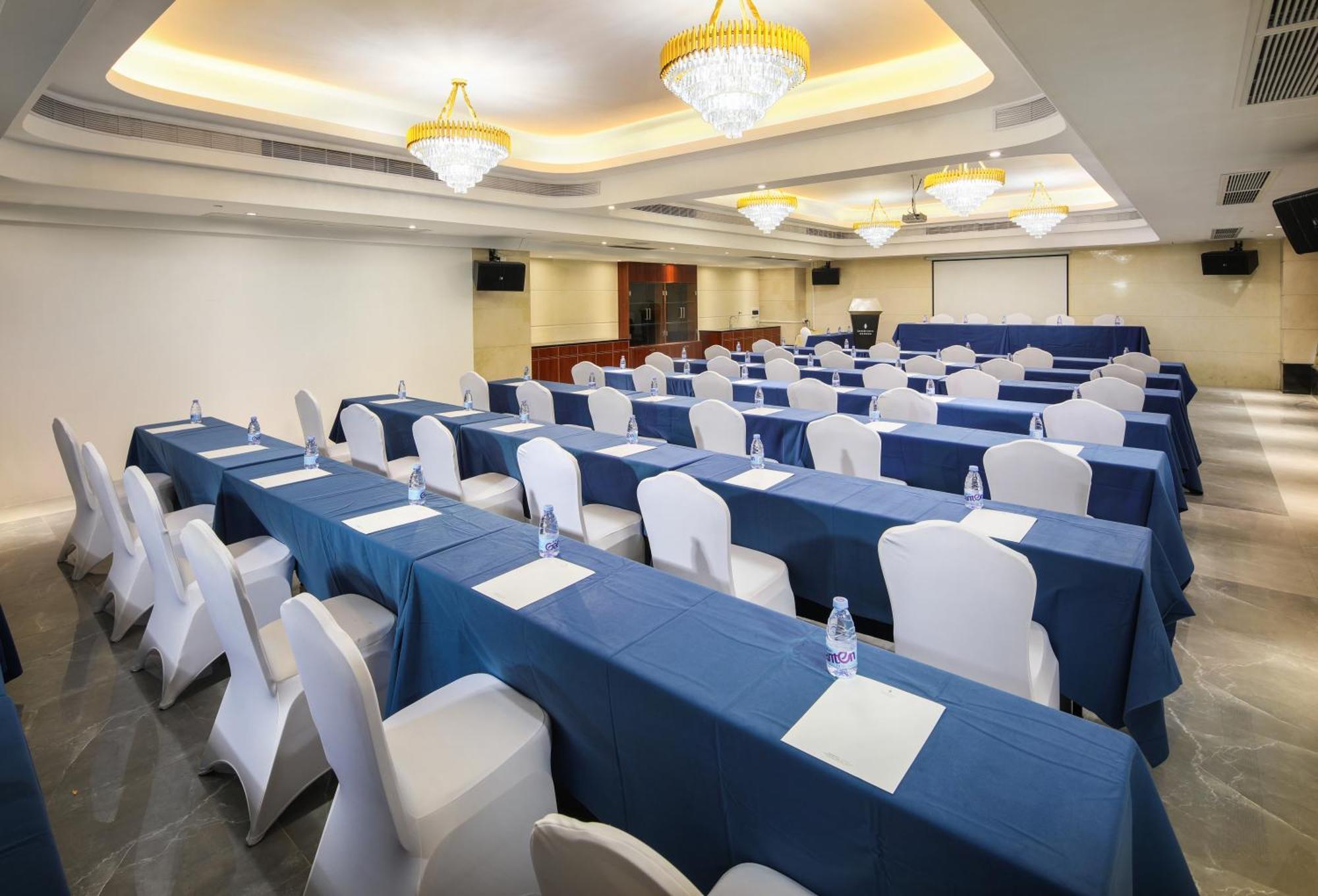 Mehood Lestie International Hotel Nancun Wanbo Metro Station Branch - Free Shuttle Bus To Canton Fair Complex During Canton Fair Period & Free Breakfast & Free Afternoon Tea & Free Midnight Snack & Free Vpn Internet Access Exterior photo