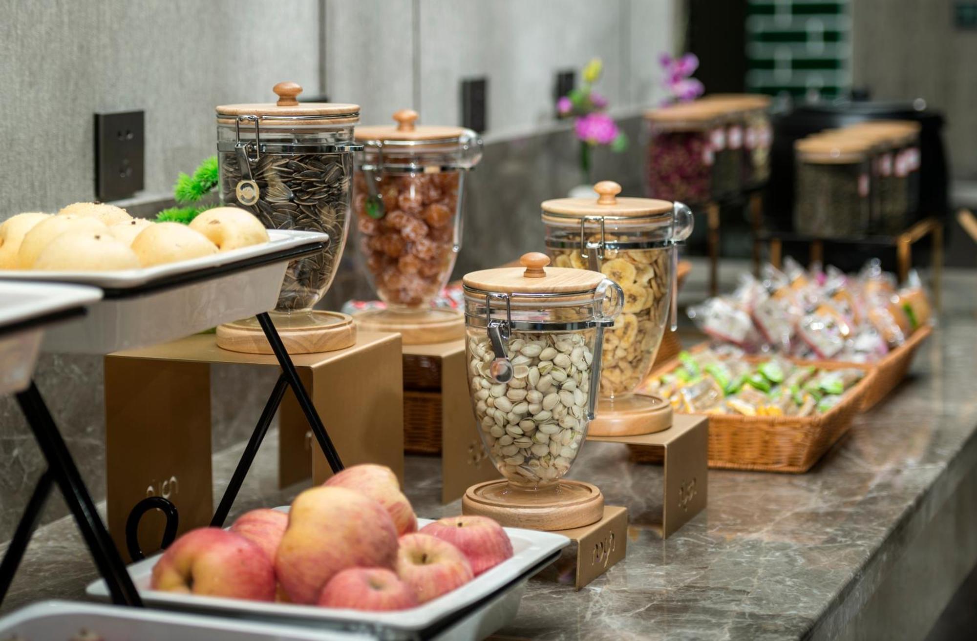 Mehood Lestie International Hotel Nancun Wanbo Metro Station Branch - Free Shuttle Bus To Canton Fair Complex During Canton Fair Period & Free Breakfast & Free Afternoon Tea & Free Midnight Snack & Free Vpn Internet Access Exterior photo