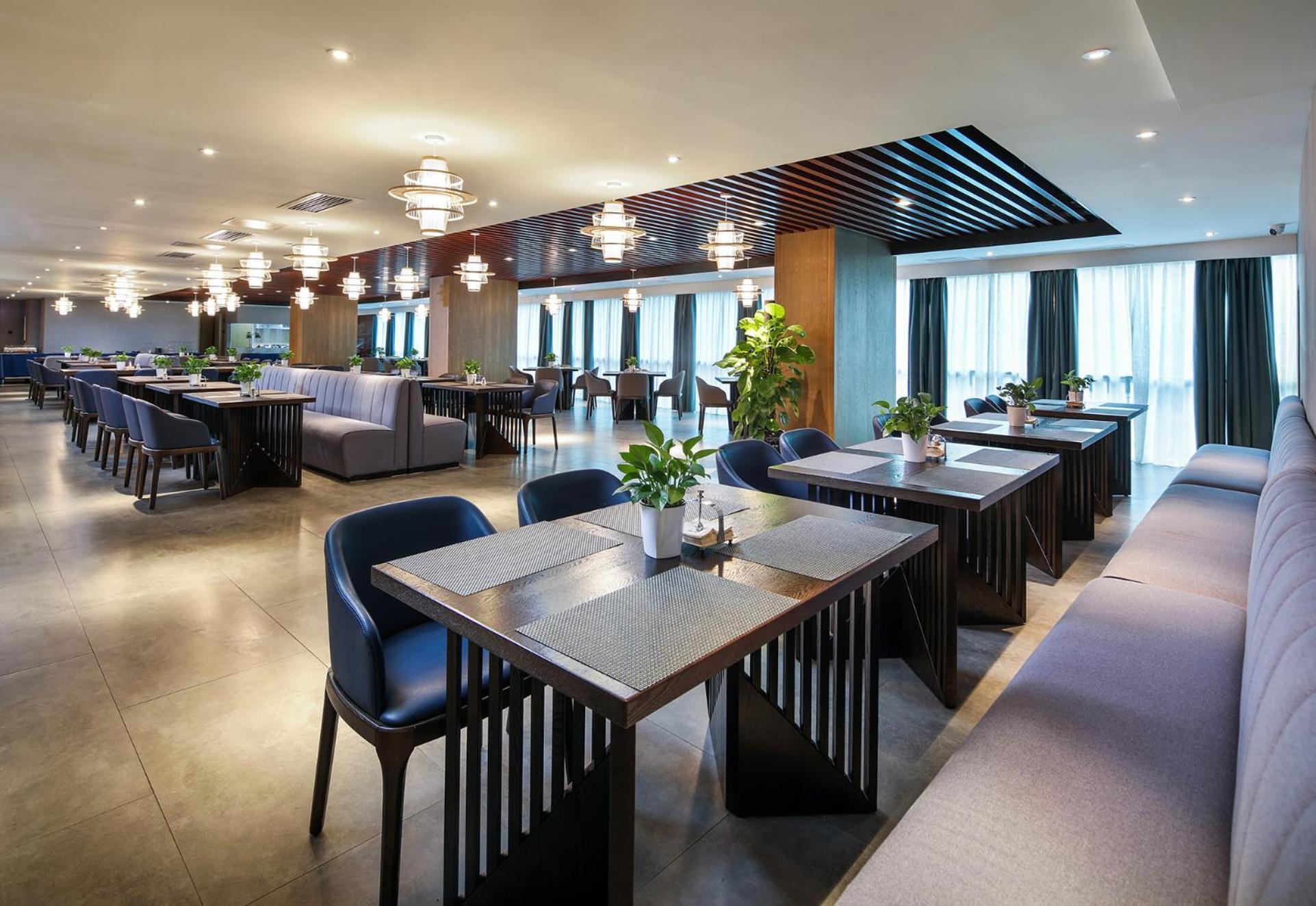 Mehood Lestie International Hotel Nancun Wanbo Metro Station Branch - Free Shuttle Bus To Canton Fair Complex During Canton Fair Period & Free Breakfast & Free Afternoon Tea & Free Midnight Snack & Free Vpn Internet Access Exterior photo